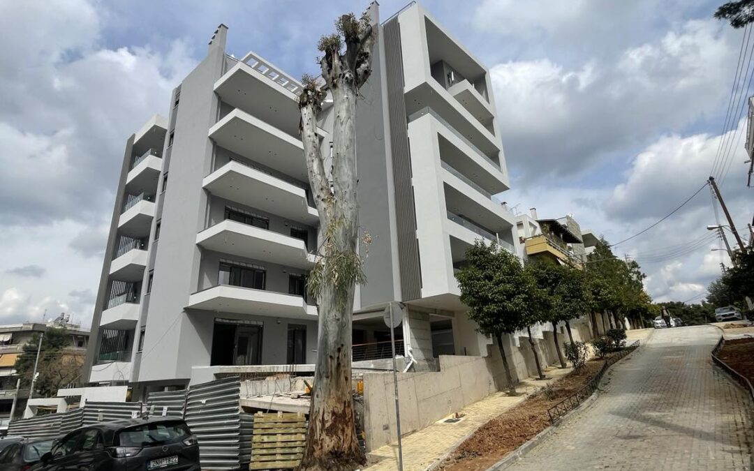 Πενταώροφη οικοδομή επι Pilotis με δύο υπόγεια σοφίτες και δώμα