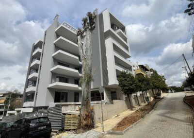 Πενταώροφη οικοδομή επι Pilotis με δύο υπόγεια σοφίτες και δώμα