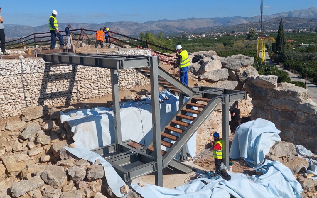 Σιδηρά κλίμαξ πρόσβασης επισκεπτών, Αυλή Ανακτόρου, Αρχαιολογικός Χώρος Τίρυνθος